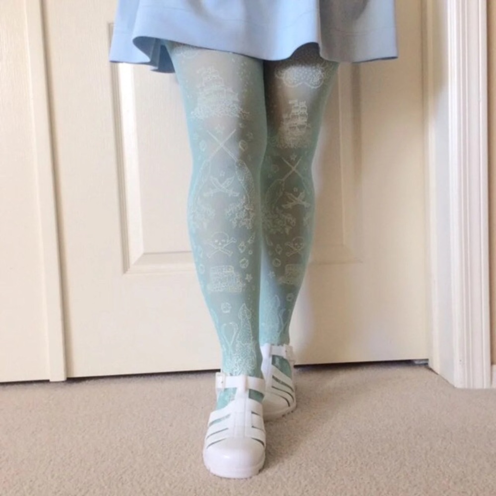 Semi-opaque nautical tights